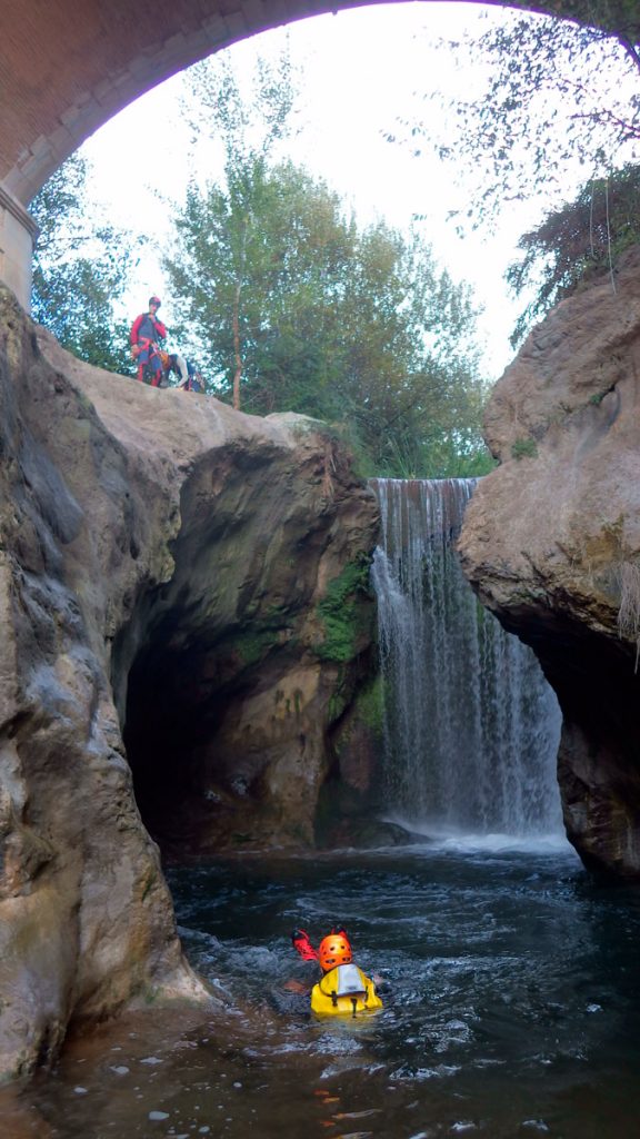 salto en el barranco dels Estrets de Castellar Barcelona